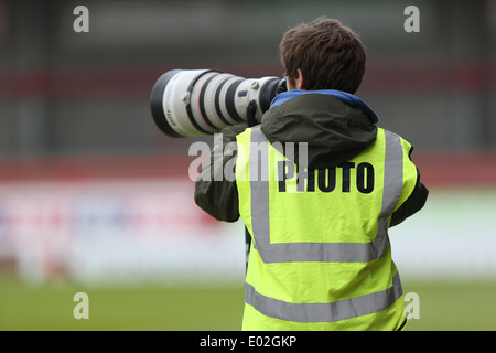 Sport-Fotograf mit 400mm Canon Super-Teleobjektiv. Stockfoto