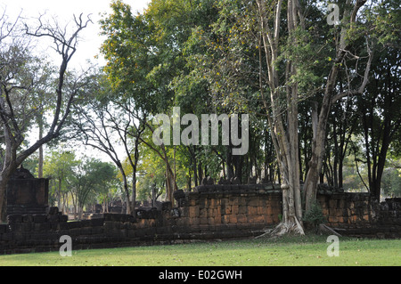 Außenwände von einem antiken Ruinen von einem thailändischen buddhistischen Tempel. Stockfoto