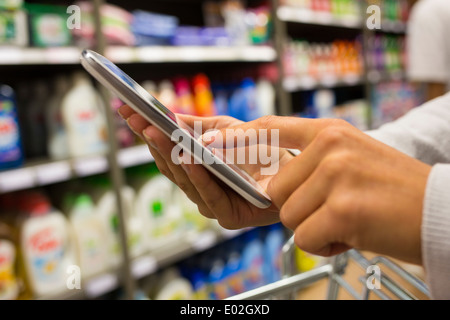 Weibliche Shop Handy-Nahaufnahme Stockfoto