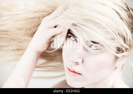 Junge schöne blonde Frau mit langen Haaren. Ausdruck von coole Haltung und Persönlichkeit zeigen. Stockfoto