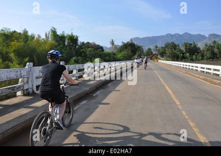 Radfahrer, Radfahren entlang einer Landstraße im ländlichen Australien. Stockfoto