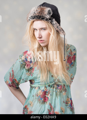 Blonde Frau im Sommer Kleid und Hut winter Stockfoto