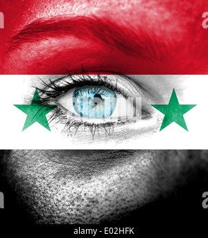 Frau Gesicht gemalt mit Flagge Syriens Stockfoto