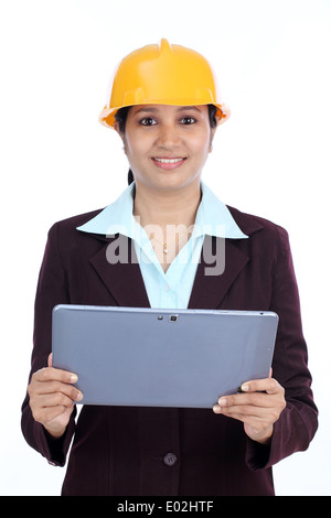 Junge indische Ingenieurin mit Tablet vor weißem Hintergrund Stockfoto