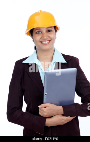 Junge indische Ingenieurin mit Tablet vor weißem Hintergrund Stockfoto