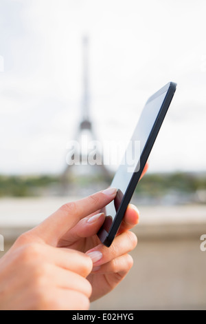 Nahaufnahme von weiblichen Händen Handy Paris Nachricht Sms e-mail Stockfoto