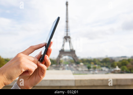 Nahaufnahme von weiblichen Händen Handy Paris Nachricht Sms e-mail Stockfoto