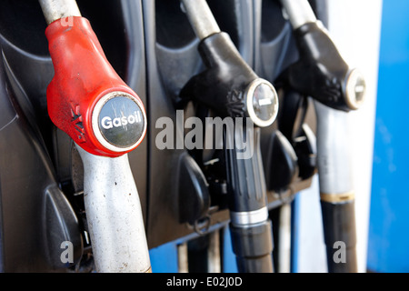 Gasöl rot Diesel und High-Speed-Biokraftstoff Dieselpumpen An einer Tankstelle in Nordirland Stockfoto