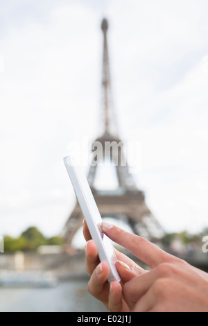 Close-up Hand weibliche Handy Paris Seine Brücke Nachricht Sms e-mail Stockfoto
