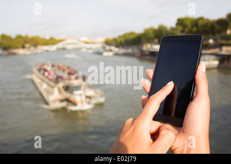 Nahaufnahme von Händen weibliche Handy Hausboot Seine Brücke Nachricht Sms e-mail Stockfoto