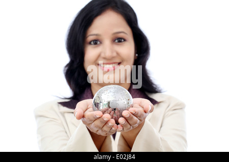 Junge indische Geschäftsfrau hält Puzzle Globus gegen weiß Stockfoto