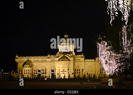 Eine Nachtaufnahme von einer schönen, historischen thailändischen Parlamentsgebäude, Ananta Samakhom Throne Hall. Stockfoto