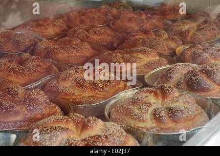 Osterbrot (Tsoureki) in einer Bäckerei, Griechenland Stockfoto