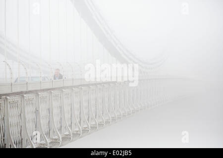 Bristol, UK. 30. April 2014. Clifton Suspension Bridge verschwindet der Nebel wie Pendler ihren Weg in Bristol zu arbeiten. Das Met Office Warnung eine gelbe Wetter für Süd-England und Wales durch dichten Nebel - was zu einer Störung der Flüge am Morgen in London und Bristol geführt hat. Kredit-30. April 2014: Adam Gasson/Alamy Live-Nachrichten Stockfoto