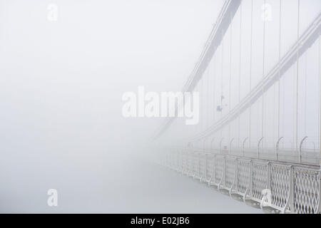 Bristol, UK. 30. April 2014. Clifton Suspension Bridge verschwindet der Nebel wie Pendler ihren Weg in Bristol zu arbeiten. Das Met Office Warnung eine gelbe Wetter für Süd-England und Wales durch dichten Nebel - was zu einer Störung der Flüge am Morgen in London und Bristol geführt hat. Kredit-30. April 2014: Adam Gasson/Alamy Live-Nachrichten Stockfoto