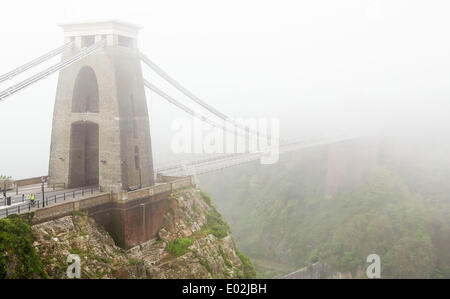 Bristol, UK. 30. April 2014. Clifton Suspension Bridge verschwindet der Nebel wie Pendler ihren Weg in Bristol zu arbeiten. Das Met Office Warnung eine gelbe Wetter für Süd-England und Wales durch dichten Nebel - was zu einer Störung der Flüge am Morgen in London und Bristol geführt hat. Kredit-30. April 2014: Adam Gasson/Alamy Live-Nachrichten Stockfoto