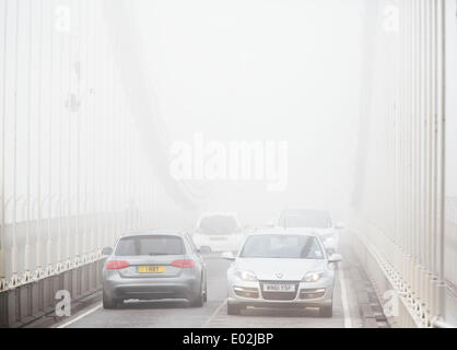 Bristol, UK. 30. April 2014. Clifton Suspension Bridge verschwindet der Nebel wie Pendler ihren Weg in Bristol zu arbeiten. Das Met Office Warnung eine gelbe Wetter für Süd-England und Wales durch dichten Nebel - was zu einer Störung der Flüge am Morgen in London und Bristol geführt hat. Kredit-30. April 2014: Adam Gasson/Alamy Live-Nachrichten Stockfoto