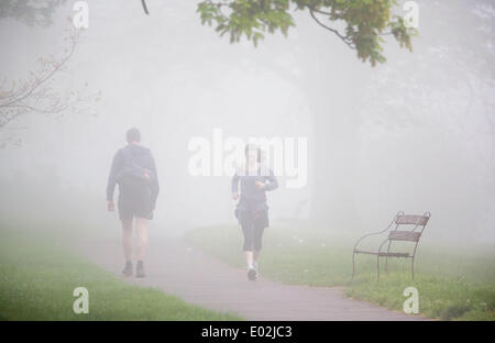 Bristol, UK. 30. April 2014. Morgen Jogger laufen durch den dichten Nebel in Bristol. Das Met Office Warnung eine gelbe Wetter für Süd-England und Wales durch dichten Nebel - was zu einer Störung der Flüge am Morgen in London und Bristol geführt hat. Kredit-30. April 2014: Adam Gasson/Alamy Live-Nachrichten Stockfoto