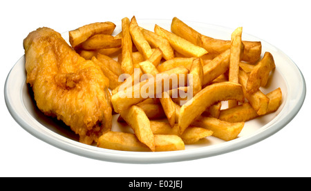 FISH AND CHIPS AUF EINEM TELLER EINE PLATTE VON TRADITIONELLEN FISH AND CHIPS ODER KABELJAU UND CHIPS. WEIßEM HINTERGRUND AUSSCHNEIDEN Stockfoto
