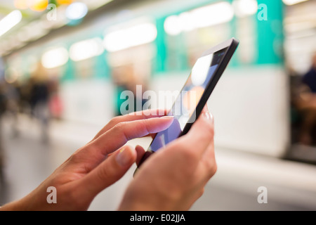 Weibliche Smartphone Hand unterirdischen Nachricht Sms e-mail Stockfoto