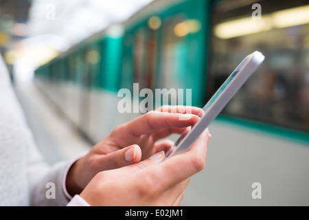 Weibliche Smartphone Hand unterirdischen Nachricht Sms e-mail Stockfoto