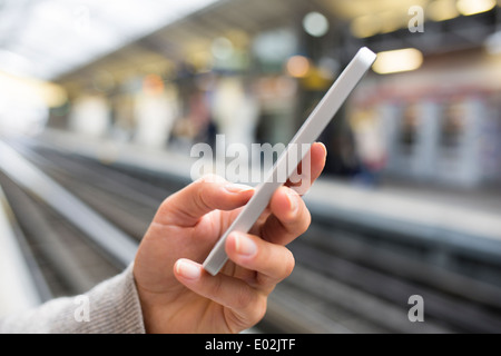 Weibliche Smartphone Hand unterirdischen Nachricht Sms e-mail Stockfoto