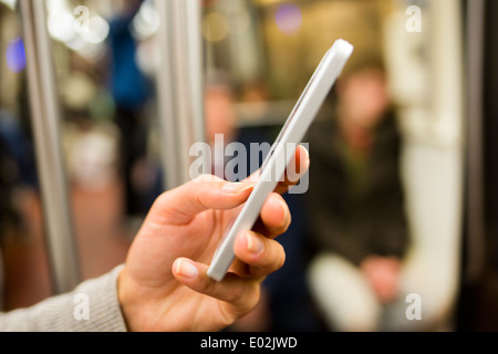 Weibliche Smartphone Hand unterirdischen Nachricht Sms e-mail Stockfoto