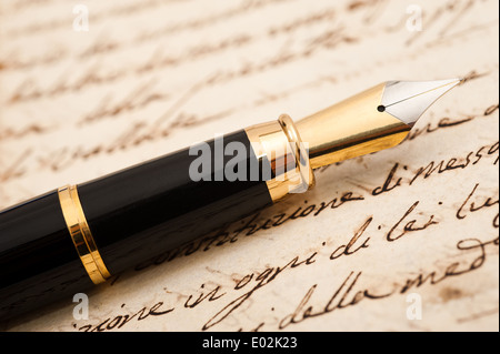 Füllfederhalter auf einem antiken handschriftlichen Brief Stockfoto