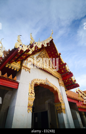 Thai Tempel, Wat Benchamabophit Dusitvanaram unter strahlend blauem Himmel genommen. Stockfoto