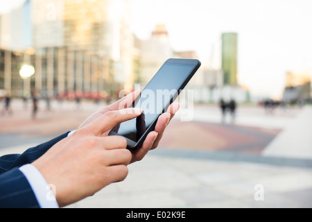Weibliche Handy Hand im freien Nachricht Sms e-mail Stockfoto