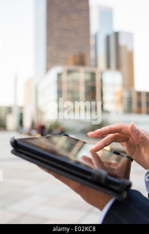 Weibliche Tablet PC Hand Outdoor-Gebäude Stockfoto