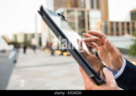 Weibliche Digital-Tablette Hand Outdoor-Gebäude Stockfoto