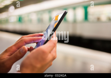 Weibliche Smartphone Hand unterirdischen Nachricht Sms e-mail Stockfoto