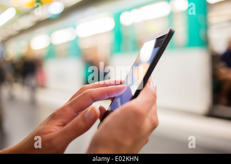 Weibliche Smartphone Hand unterirdischen Nachricht Sms e-mail Stockfoto