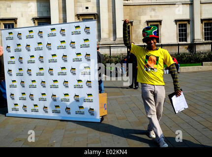 London, UK. 30. April 2014. Briefwahl ist nicht im südafrikanischen Wahlen erlaubt, also Leute in die Warteschlange für die Chance, bei der Botschaft zu stimmen. 9863 Menschen sind registriert, um in London Kredit abstimmen: Rachel Megawhat/Alamy Live News Stockfoto