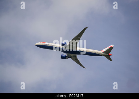 British Airways Boeing 777 Flugzeug fliegen in den Himmel. Stockfoto