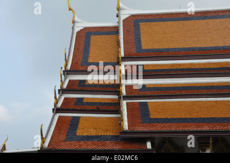 Dekorative Dach eines Pavillons auf dem Gelände des Grand Palace, Bangkok. Stockfoto