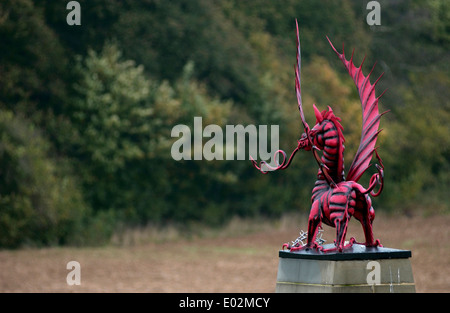 FRANKREICH - MAMETZ WOOD - SOMME - PICARDY - FIRE BREATTING DRAGON MEMORIAL GEGENÜBER MAMETZ WOOD, MIT SCHWEREN VERLUSTEN VON DER 3. WALISISCHEN DIVISION AM 12. JULI AUFGENOMMEN Stockfoto