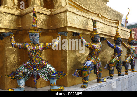 Ornamentale stehen Dämonen an der Basis eines Pavillons im Wat Phra Kaew, Grand Palace, Bangkok. Stockfoto