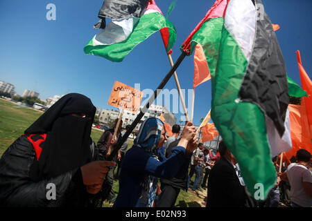 Gaza, Palästinensische Gebiete. 30. April 2014. Palästinensische Demonstranten skandieren Parolen gegen Israels gegen palästinensische politische Aussöhnung, in Gaza-Stadt, am 30. April 2014. Israelische Kabinettsminister unterschieden sich über die wahrscheinlich Auswirkungen auf die angeschlagenen Nahost-Friedensprozess aus eine innerpalästinensische Versöhnung Vereinbarung die palästinensischen Führer aus dem Westjordanland sah und die Hamas-Run Gaza-Streifen Stimme nach jahrelanger bittere Rivalität zusammenarbeiten. Bildnachweis: Majdi Fathi/NurPhoto/ZUMAPRESS.com/Alamy Live-Nachrichten Stockfoto