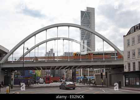 Der London Overground Rail Line geht über Shoreditch High Street, über einzelne Span Stahlbrücke. Broadgate Tower im Hintergrund Stockfoto