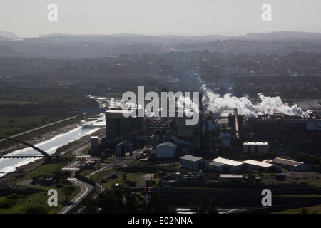 DURBAN, Südafrika - 28. April 2014: spät am Nachmittag Luftaufnahme der Papierfabrik Mondi am Meerebank in Durban in Südafrika Stockfoto