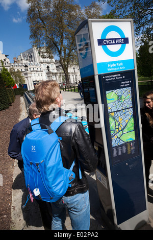 Mann mit Barclays London Cycle Point in Green Park. Stockfoto