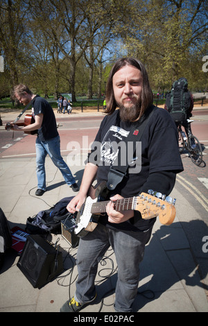 Straßenmusiker mit e-Gitarren am Hyde Park Corner, London.