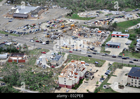 Luftaufnahme der Zerstörung zu Gebäuden von Tornados, die in den südlichen Staaten 35 Menschen getötet, 28. April 2014 in Tupelo, Mississippi gefegt. Stockfoto