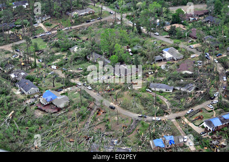 Luftaufnahme der Zerstörung zu Gebäuden von Tornados, die in den südlichen Staaten 35 Menschen getötet, 28. April 2014 in Tupelo, Mississippi gefegt. Stockfoto