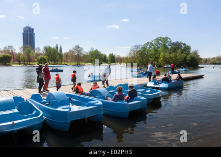 Menschen mit Steg zum Board Tretboote auf Serpentin im Hyde Park. Stockfoto