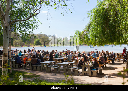 Überfüllten Restauranttische und Bänke mit Blick auf die Serpentinen. Stockfoto