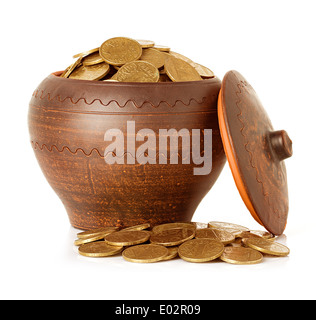 Keramik Topf voller Münzen Nahaufnahme isoliert auf weißem Hintergrund Stockfoto