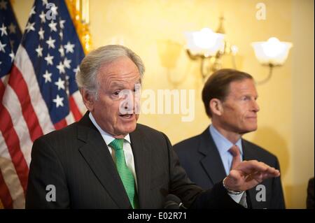 Iowa Senator Tom Harkin steht mit einer Gruppe von Demokraten, starten Sie eine Push-to-pass Lohngleichheit zwischen Männern und Frauen sowie einen Vorschlag für die Bundesrepublik Mindestlohn Erhöhung auf $10,10 pro Stunde 29. April 2014 in Washington, DC zu erhöhen. Bildnachweis: Planetpix/Alamy Live-Nachrichten Stockfoto